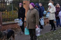 Habitantes de Kiev haciendo cola para abastecerse de agua.