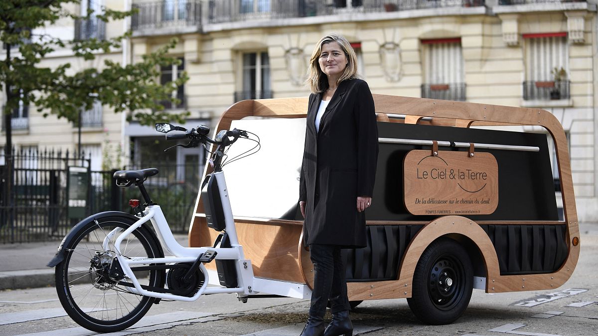 Die Pariser Bestattungsuntenehmerin Isabelle Plumereau und ihr Sarg-Fahrrad