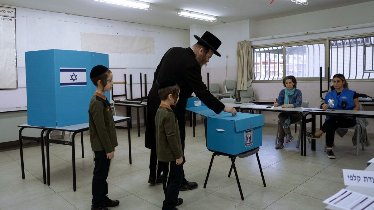 Szavazás egy izraeli választókörzetben 2022. november 1-jén