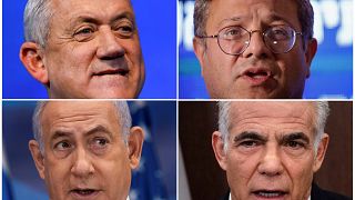 يهودي متشدد يصوت في الانتخابات البرلمانية الإسرائيلية في مركز اقتراع في بني براك، إسرائيل، الثلاثاء 1 نوفمبر 2022