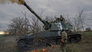 عناصر وحدة المدفعية الأوكرانية يطلقون النار على خيرسون. 2022/10/28