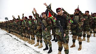Frissen végzett afgán kommandósok várják felesketési szertartásukat 2020. január 13-án a kabuli Commando Training Center-ben