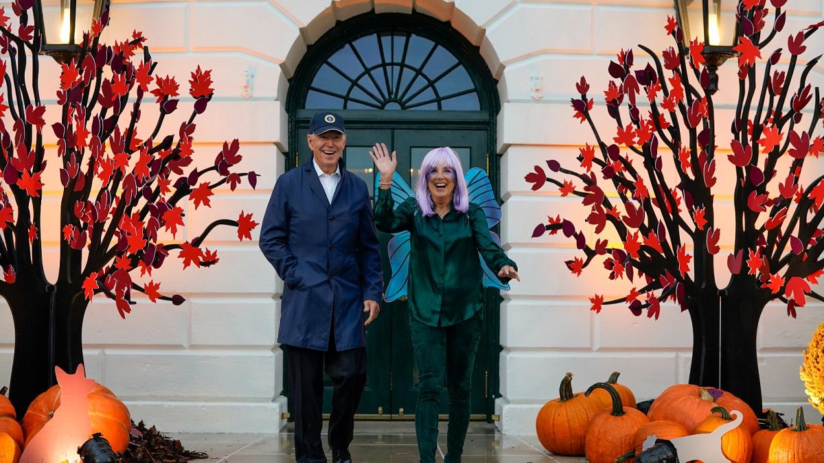  الرئيس جو بايدن والسيدة الأولى جيل بايدن في الحديقة الجنوبية للبيت الأبيض لتوزيع سكاكر الهالوين على الأطفال، الاثنين 31 أكتوبر 2022 