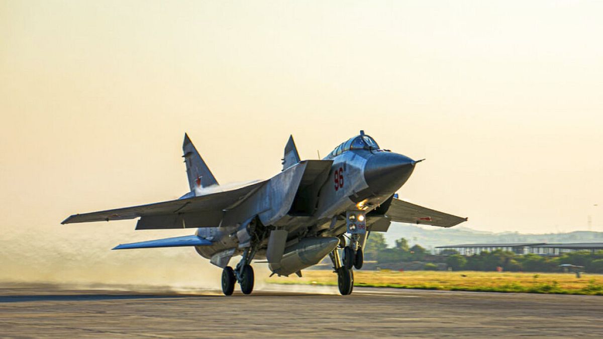 Suriye'deki Hemeimeem hava üssünden kalkış yapan bir Rus  MiG-31 savaş jeti / Arşiv