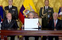 Fernando Santos toma posesión como ministro de Energía y Minas en un acto junto al presidente de Ecuador, Guillermo Lasso.