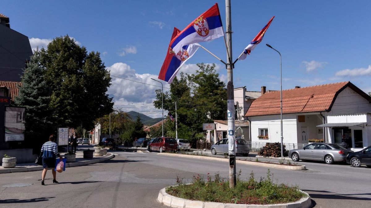 Флаги  Сербии  недалеко от Митровицы. 28.10.22 США потребовали от Косова отложить требование о переходе сербского меньшинства на государственные номерные знаки.