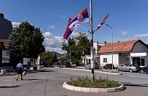 Флаги  Сербии  недалеко от Митровицы. 28.10.22 США потребовали от Косова отложить требование о переходе сербского меньшинства на государственные номерные знаки.