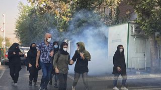 Könnygázt vetnek be tüntető teheráni egyetemisták ellen
