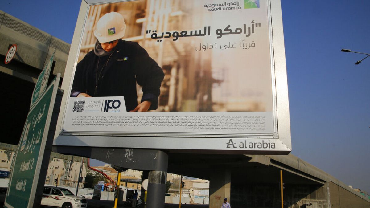Az Aramco hirdetése egy szaúd-arábiai óriásplakáton 