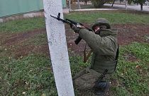 Un recluta ruso realiza maniobras militares.