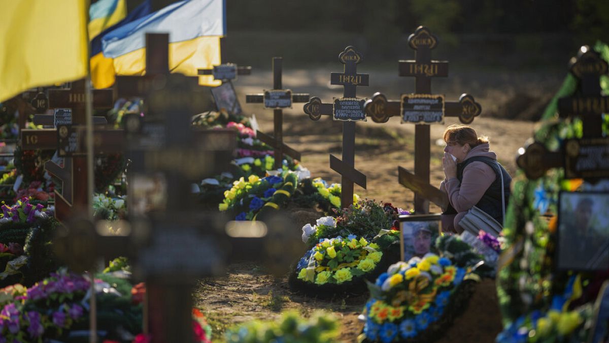Eine Frau trauert auf einem Friedhof in Mykolajiw, Ukraine, am Grab ihres einzigen Sohnes, eines Soldaten, der bei einem russischen Bombenangriff getötet wurde.