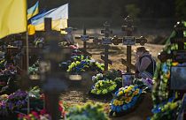Eine Frau trauert auf einem Friedhof in Mykolajiw, Ukraine, am Grab ihres einzigen Sohnes, eines Soldaten, der bei einem russischen Bombenangriff getötet wurde.