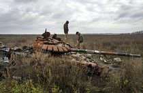 Un soldado ucraniano inspecciona un tanque ruso dañado cerca de la aldea recientemente retomada de Kamianka, en la región de Kharkiv, Ucrania, el domingo 30 de octubre de 2022