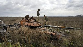Un soldado ucraniano inspecciona un tanque ruso dañado cerca de la aldea recientemente retomada de Kamianka, en la región de Kharkiv, Ucrania, el domingo 30 de octubre de 2022