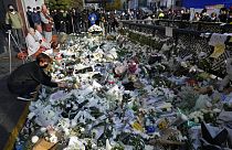 Des fleurs en hommage aux victimes de la bousculade d'Itaewon