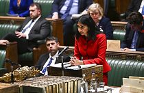 Home Minister Suella Braverman steht unter Druck für ihre Aussage, Großbritannien sehe sich mit einer "Invasion" illegaler Migranten konfrontiert.