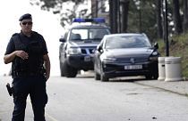 Koszovói rendőrtiszt az északi, albánok és szerbek lakta Mitrovicában