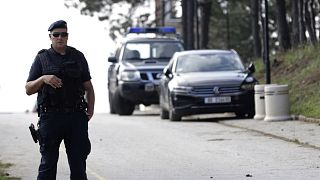 Koszovói rendőrtiszt az északi, albánok és szerbek lakta Mitrovicában