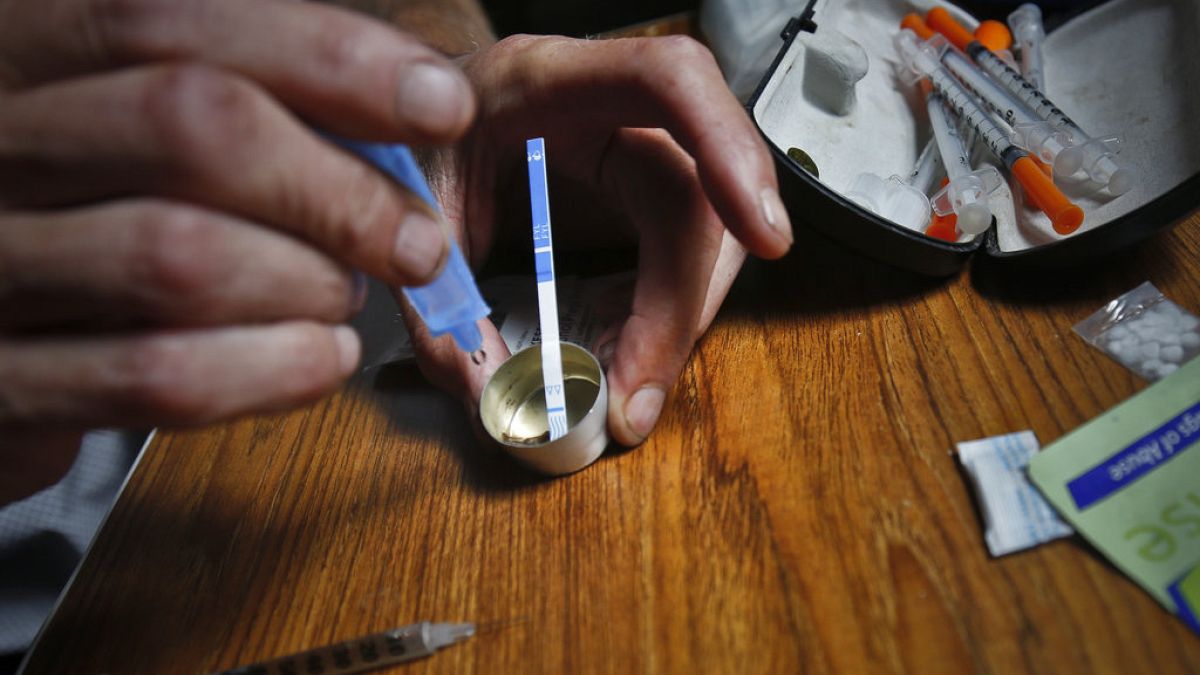 Eroine fentanil testi yapan bir uyuşturucu bağımlısı / Arşiv