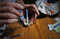 Eroine fentanil testi yapan bir uyuşturucu bağımlısı / Arşiv