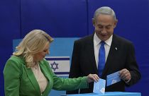 Netanjahu és felesége leadják a szavazatukat