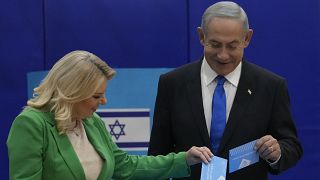 أدلى رئيس حزب الليكود بنيامين نتنياهو وزوجته سارة بأصواتهما خلال الانتخابات الإسرائيلية في القدس، الثلاثاء 1 نوفمبر 2022