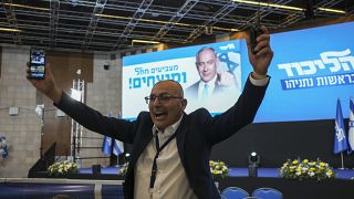 Un seguidor de Benjamín Netanyahu celebra la victoria en la sede del Likud en Jerusalén.