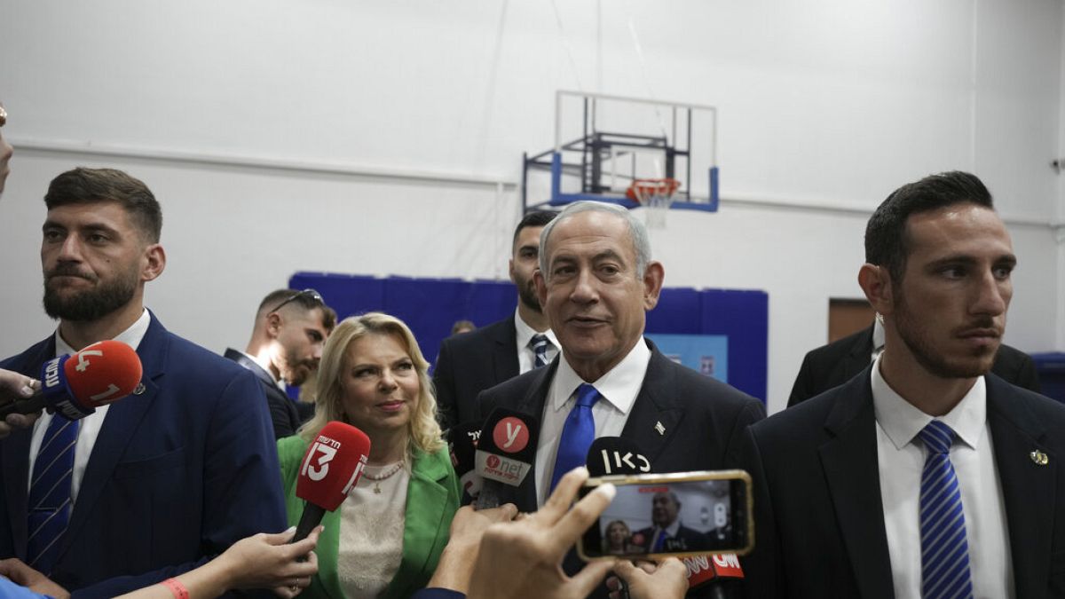 Benjamin Netanyahu e la moglie Sara al voto. (Gerusalemme, 1.11.2022)