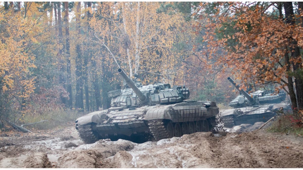 جنو أوكرانيون على دبابات روسية تم أسرها من طراز T-72 بالقرب من تشيرنيهيف، أوكرانيا في 28 أكتوبر