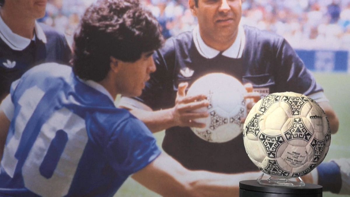 На аукцион выставлен мяч, которым Диего Марадона забил гол 