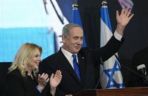 Benjamin Netanjahu freut sich mit seiner Frau Sara über den Vorsprung seiner Partei laut Nachwahlbefragungen.