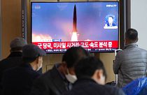 Lanzamiento de un misil en una pantalla de televisión de Corea del Sur
