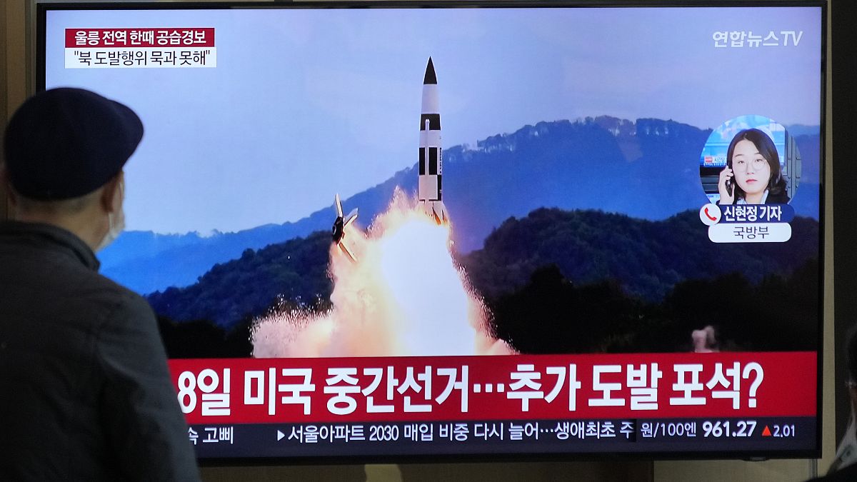 كوري جنوبي يشاهد عبر التلفاز إطلاق صاروخ بالستي ردا على صواريخ الجارة الشمالية