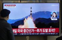 كوري جنوبي يشاهد عبر التلفاز إطلاق صاروخ بالستي ردا على صواريخ الجارة الشمالية