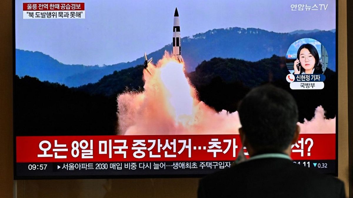 مردی در کره‌جنوبی در حال تماشای تصاویر آرشیوی پرتاب موشک کره‌شمالی از تلویزیون ۲ نوامبر ۲۰۲۲