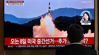 مردی در کره‌جنوبی در حال تماشای تصاویر آرشیوی پرتاب موشک کره‌شمالی از تلویزیون ۲ نوامبر ۲۰۲۲