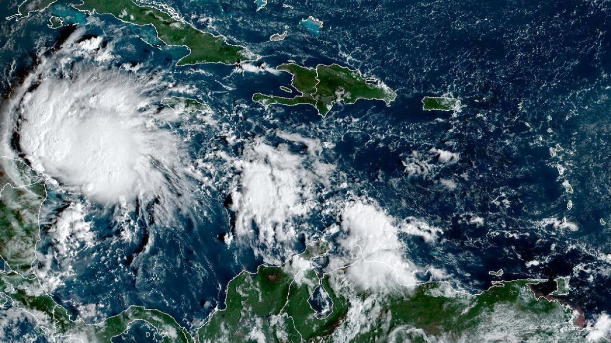 NOAA-Satellitenbild, aufgenommen um 8:40 Uhr ET. Tropensturm Lisa in der Karibik, Dienstag, 1. November 2022. 