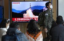 Ciudadanos en Corea del Sur observan en la televisión los lanzamiento norcoreanos