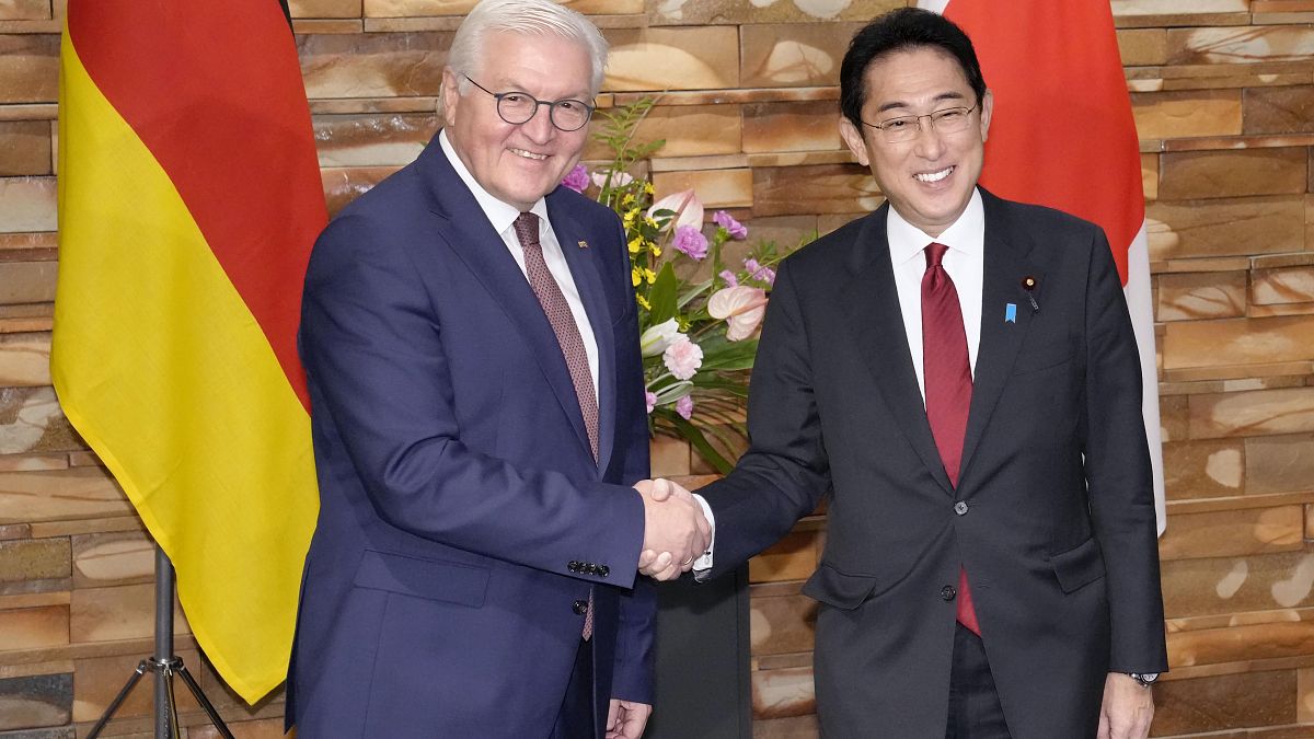 A német elnök és a japán miniszterelnök tokiói találkozója.