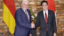 Президент Германии Франк-Вальтер Штайнмайер и премьер-министр Японии Фумио Кисида