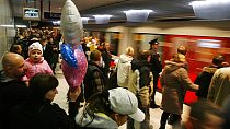 Polonya'nın başkenti Varşova'da metroya binmeyi bekleyen yolcular