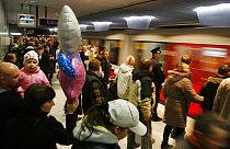 Polonya'nın başkenti Varşova'da metroya binmeyi bekleyen yolcular