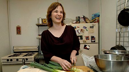 Food writer Julie Powell chops leeks to make potato leek soup in her apartment in New York on Sept. 30, 2005.