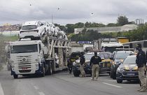 Polícia Rodoviária Federal começa a libertar as estradas doo bloquio dos camionistas