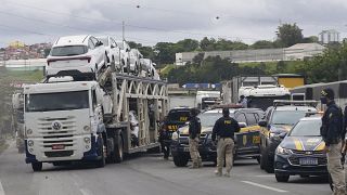 Polícia Rodoviária Federal começa a libertar as estradas doo bloquio dos camionistas