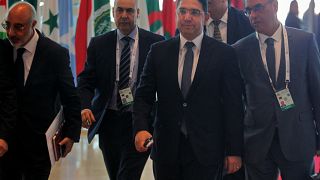 وصول وزير الخارجية المغربي ناصر بوريطة (وسط) إلى مركز المؤتمرات بالعاصمة الجزائرية، الجزائر، في 29 أكتوبر 2022