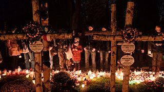 Polacos visitaram campas dos entes queridos de noite e à luz das velas