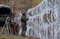 Soldados polacos comienzan a colocar una barrera de concertina a lo largo de la frontera de Polonia con el exclave ruso de Kaliningrado en Wisztyniec, el 2 de noviembre 2022.