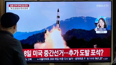 Sul coreanos assistem pela televisão a imagens do lançamento de um míssil pela Coreia do Norte