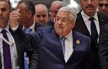 الرئيس الفلسطيني محمود عباس مغادراً قاعة الاجتماعات عقب انتهاء مراسم افتتاح القمة العربية في الجزائر العاصمة، 1 نوفمبر 2022.